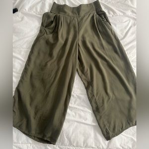 Aritzia Talula wide leg jersey pant - Olive green - size M